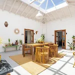 Rincon Botanico Studio - Shared Pool - Central Island Location - 10 Mins Drive To Famara And La Santa
