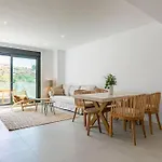 Middle Views Luxury Sea Escape
