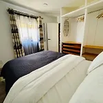 La Casa De Abajo