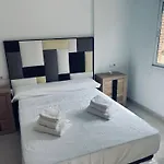 Mi Huesped Zujar, Baza
