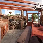 Relajate En Un Entorno Acogedor Con Vistas Y Bbq