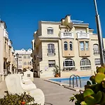 2-Bedroom Apartment In 1 Minute Walk To The Beach