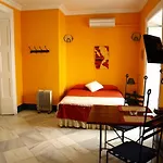 La Casa Amarilla Rooms & Suites