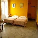 La Casa Amarilla Rooms & Suites