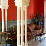 La Casa Amarilla Rooms & Suites