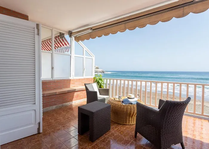 Apartment With Terrace On The Beachfront