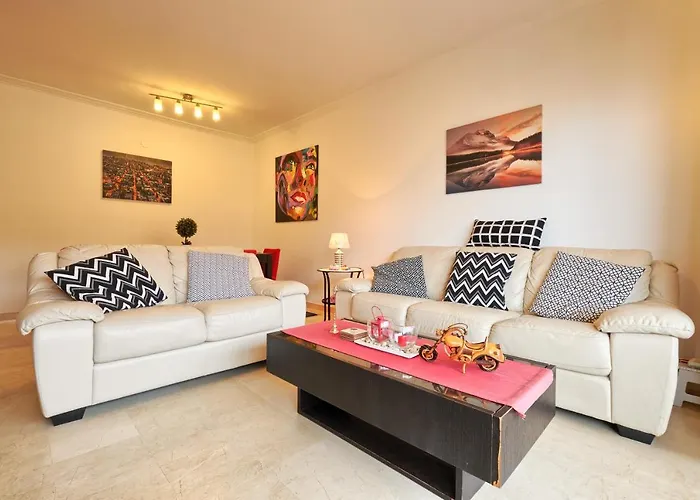 Beach And Town Centre At Your Doorstep