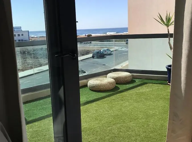 Apartamento con vistas al mar y piscina comunitaria. Zona los lagos