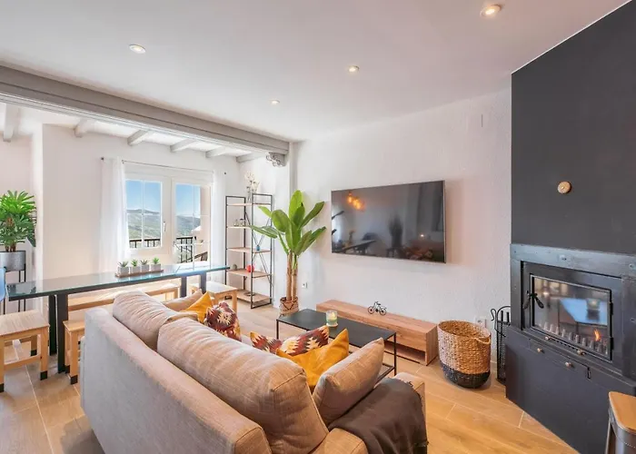 Beautifully Renovated 4 Bedroom Apt + Kid\'S Room