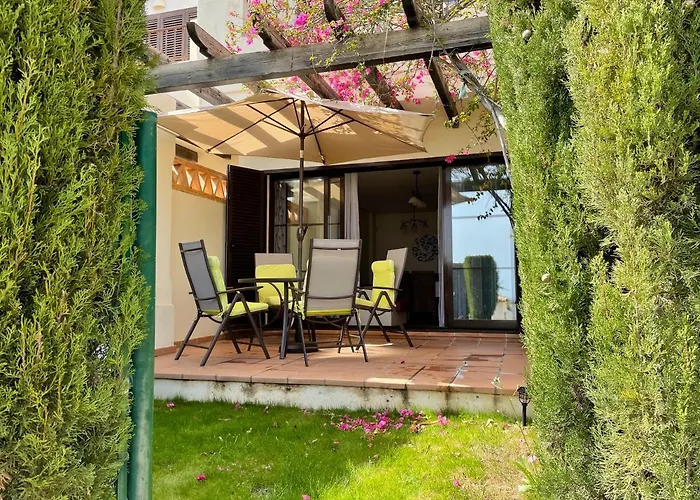 Adosado De Estilo Mediterraneo, Con Jardin Y Vistas