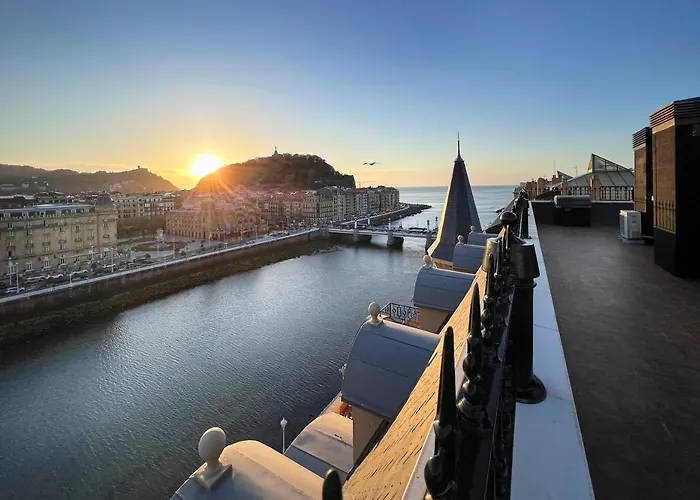 Deluxe Apt-Views To Historic Maria Cristina Hotel