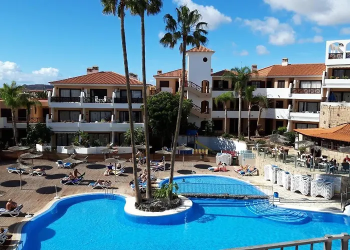 Apartment With Pool And Gardens Near The Coast