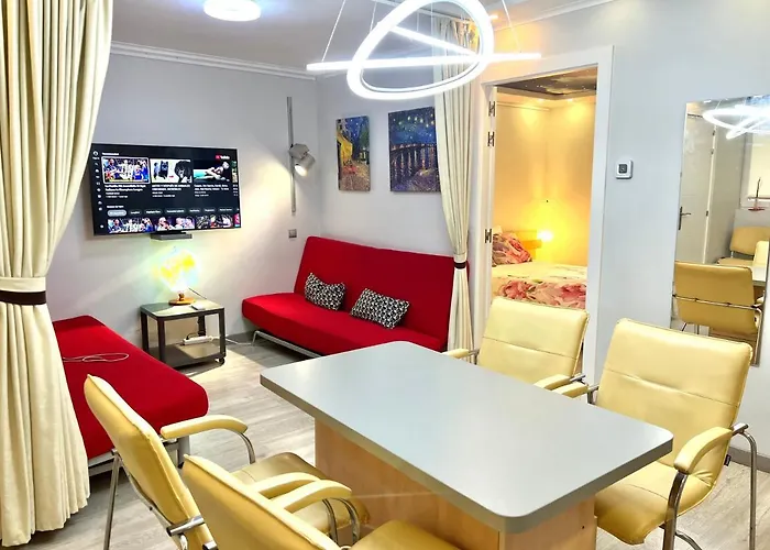 Camp Nou, Europa Fira - Modern Two-Bedroom Apartment With Heating