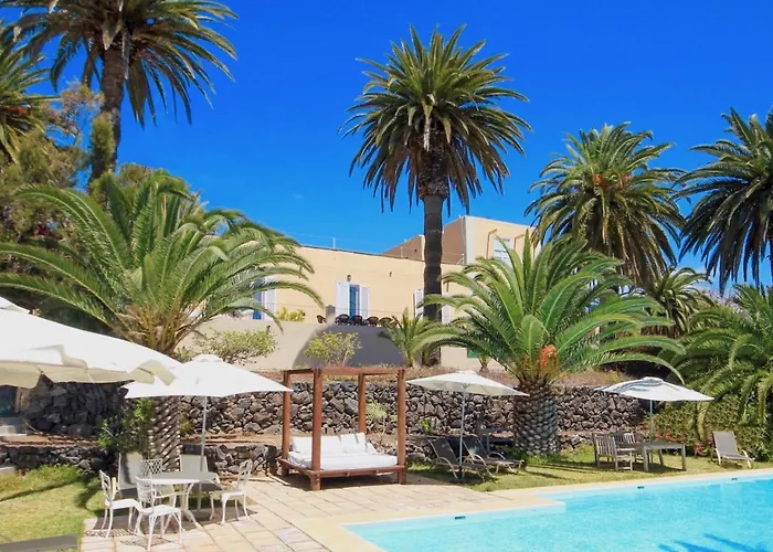 Detached Villa With Garden, Heated And Private Pool, Sea View, Parking Free