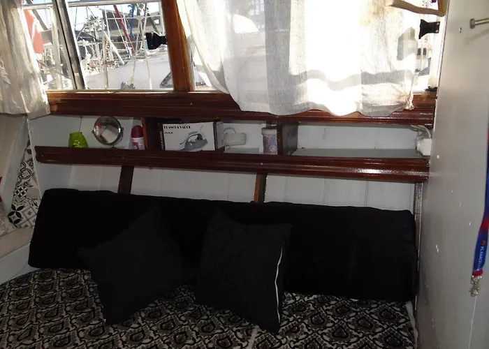 Precioso Barco En Barcelona