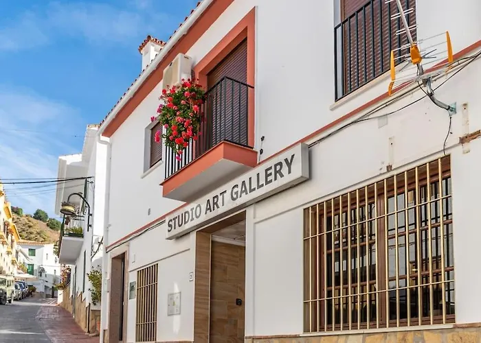 Art Gallery Apartment - In Town Center