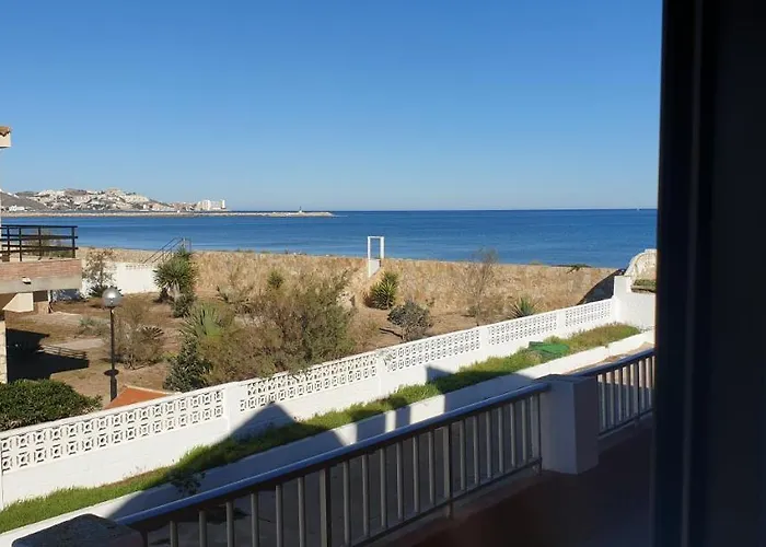 Chalet de 5 y 3 habitaciones dividido en planta baja y primera planta a primera linea de playa