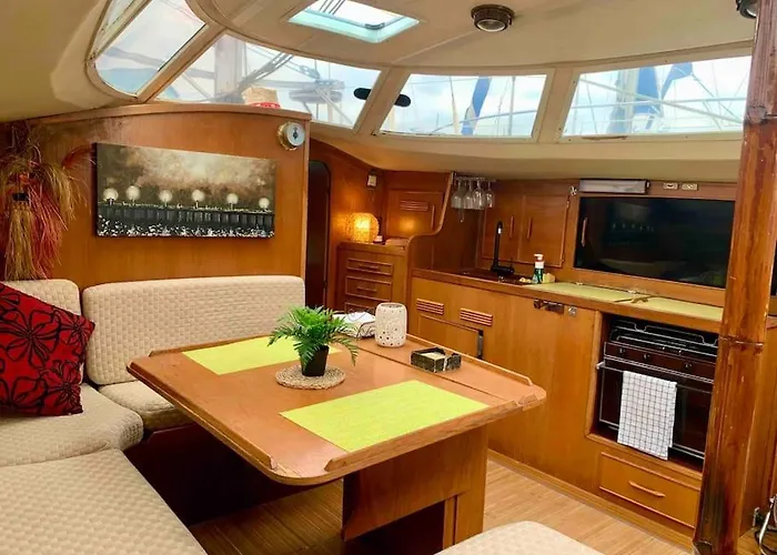 Cozy Boat Hotel In Barcelona & Ac & Wifi & Parking