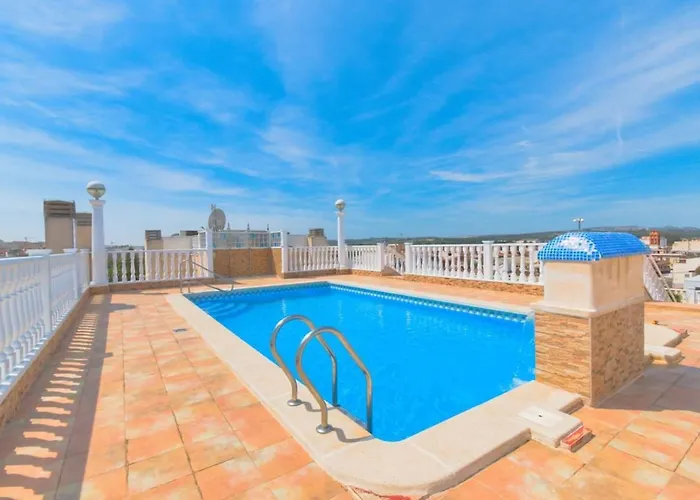 2-Bed Apartment With Rooftop Pool