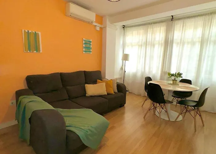 Holidays2Malaga 2 bedroom Armengual de la Mota close shopping center