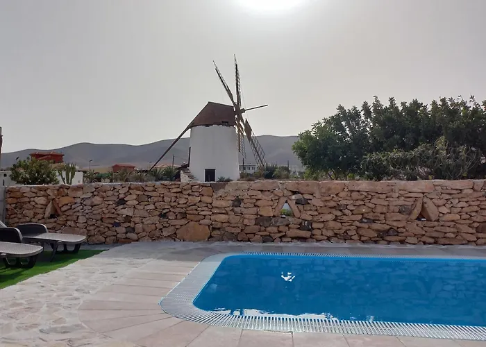 Historica Villa Con Molino De Viento