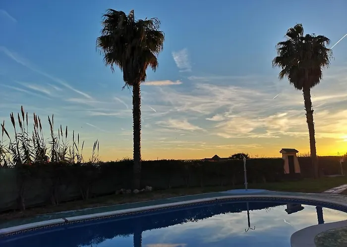 Espectacular residencial en 1a linea con piscina.