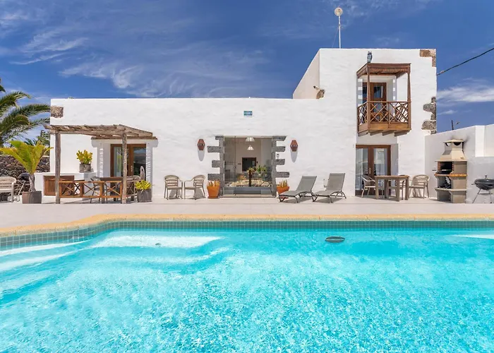 Rincon Botanico Studio - Shared Pool - Central Island Location - 10 Mins Drive To Famara And La Santa