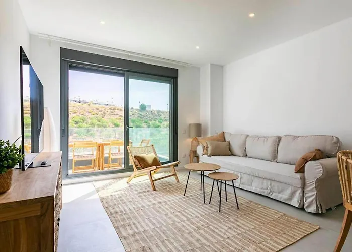 Middle Views Luxury Sea Escape