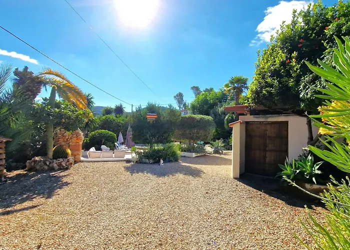 Finca Craig, Spacious Farmhouse With Amazing Garden And Private Heated Pool