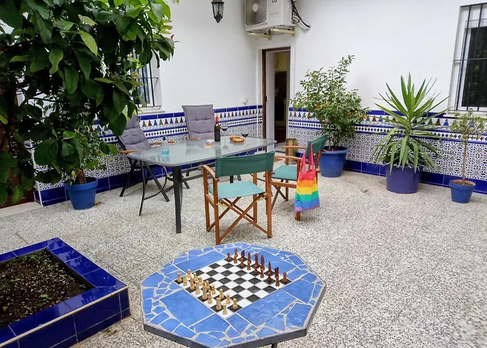 Casa Valientes B - Free Private Parking, Patio, Wifi & Ac