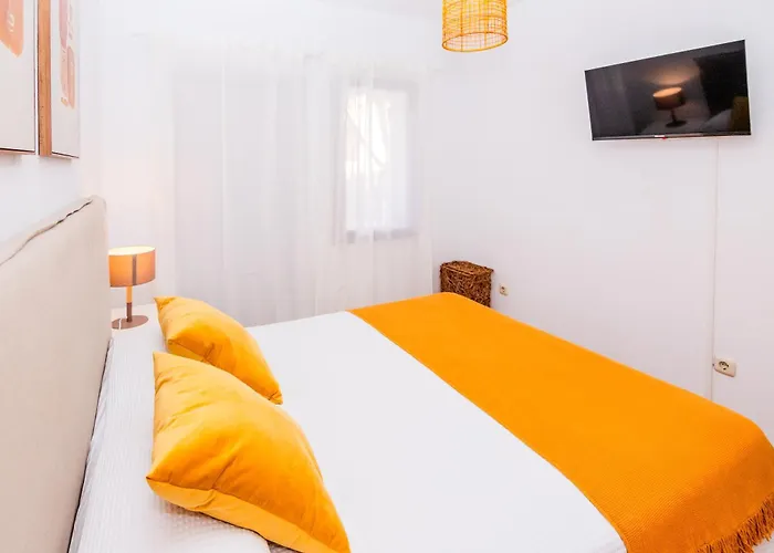 HolidayVilla Tropical - BBQ , Pool , Garden by Holidays Home