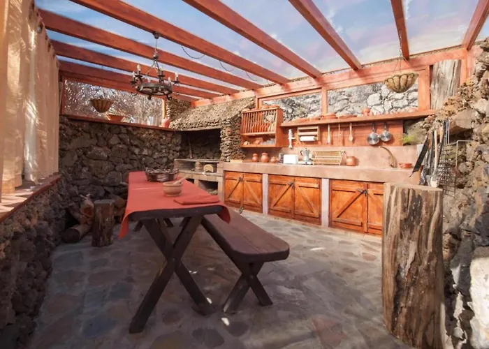Relajate En Un Entorno Acogedor Con Vistas Y Bbq