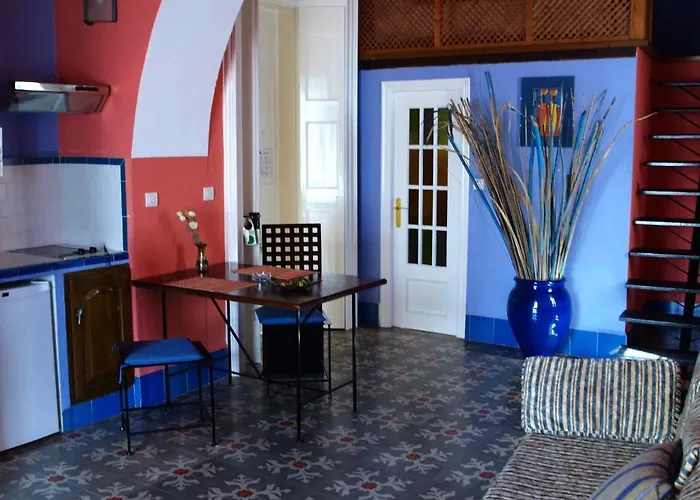 La Casa Amarilla Rooms & Suites