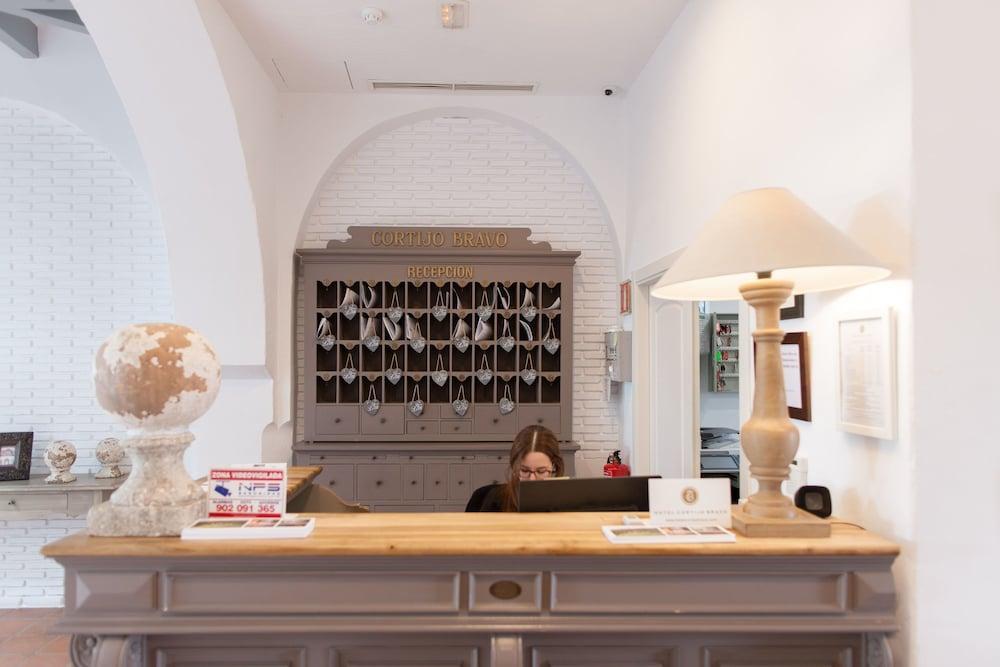 B Bou Cortijo Bravo Hotel