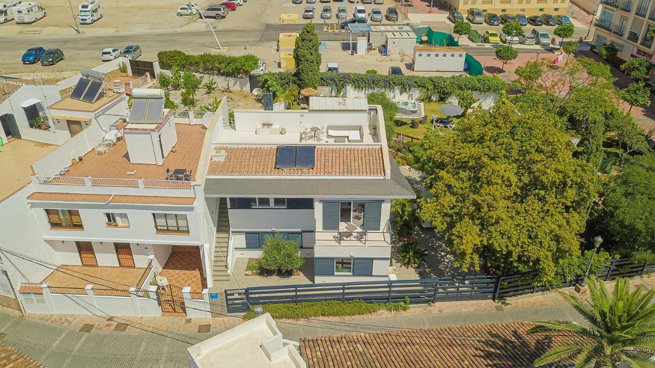 Con Piscina Privada En Calle Carabeo Villa Nerja