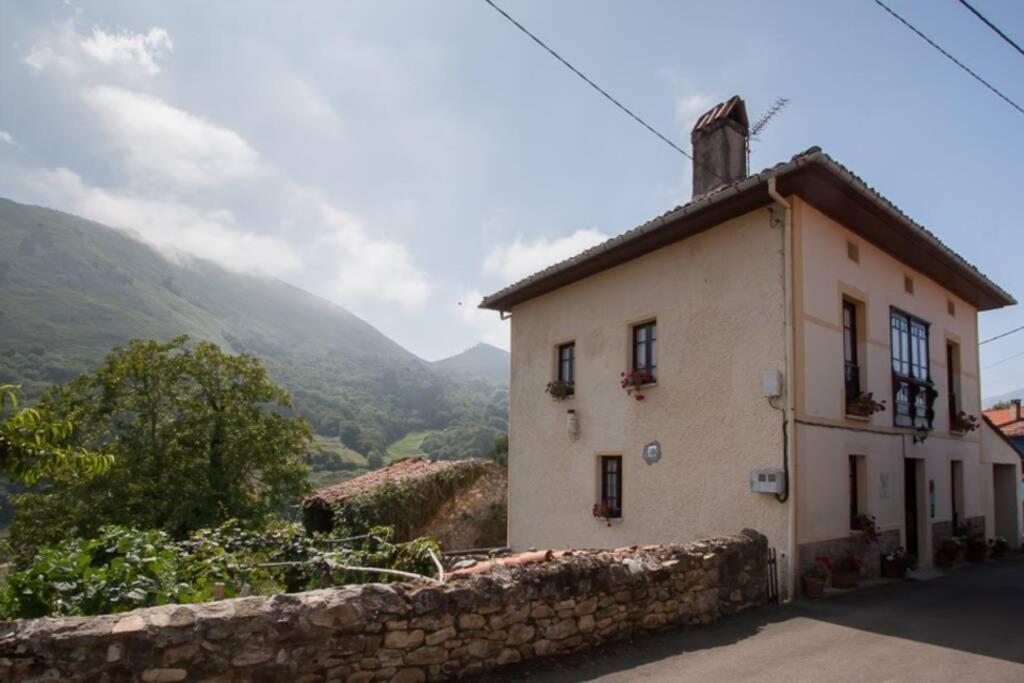 Casa Del Cuetu. Traditional In Asturias Mere