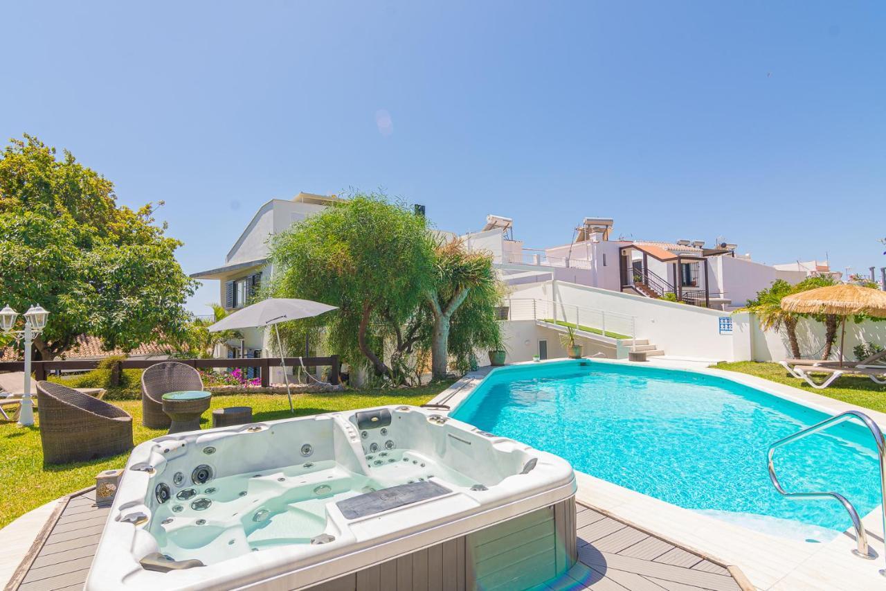 Con Piscina Privada En Calle Carabeo Villa