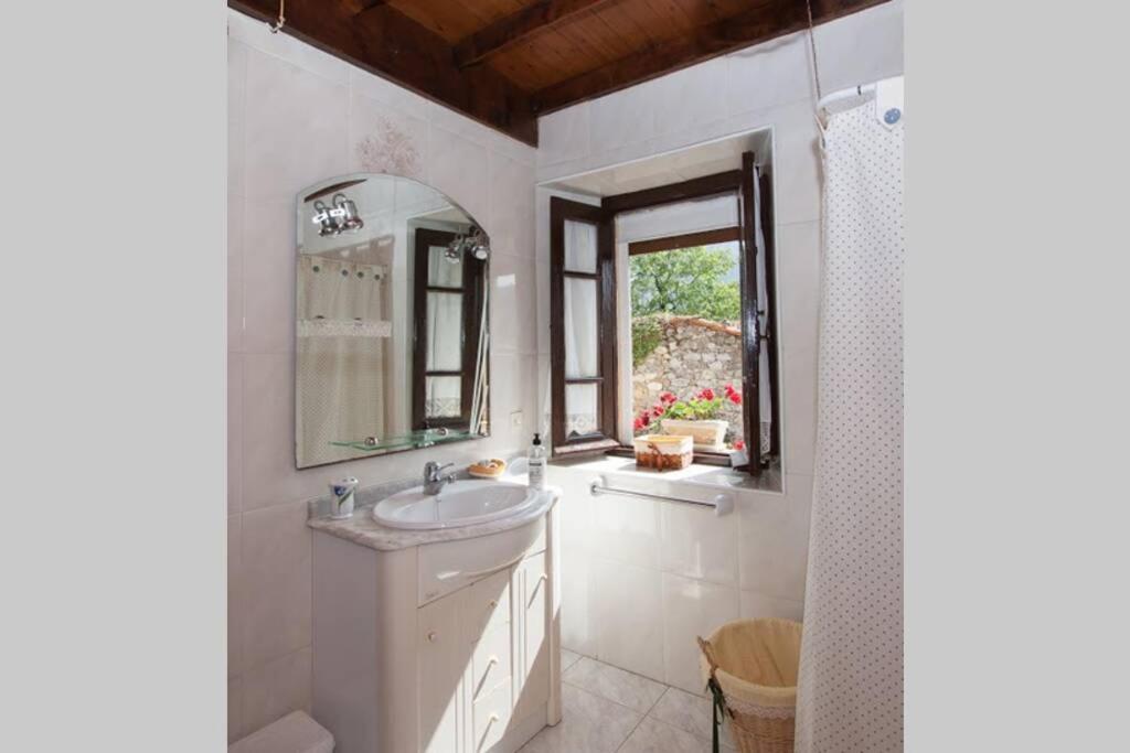 Casa Del Cuetu. Traditional In Asturias