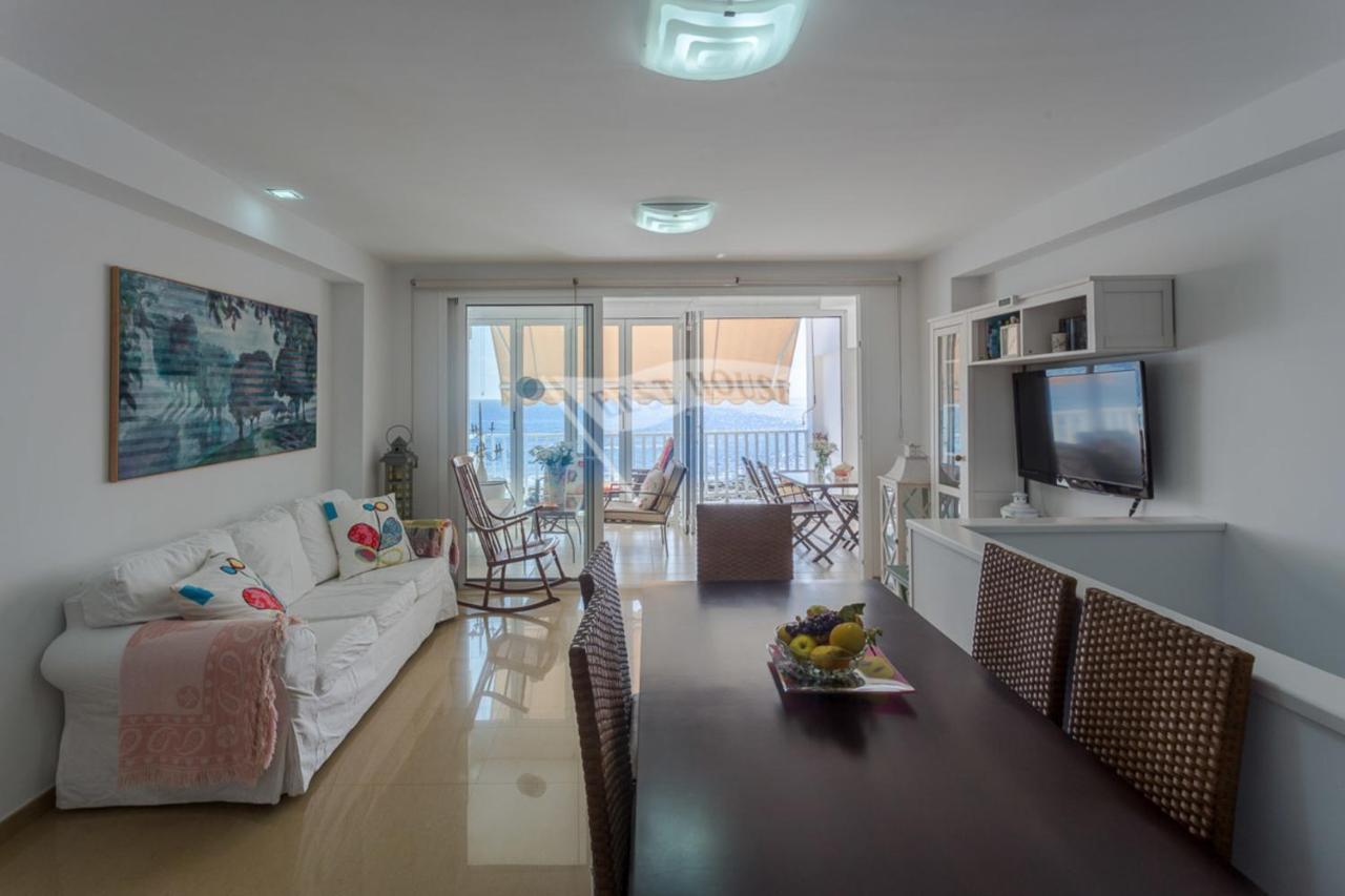 Luxury In Front Of The Apartment