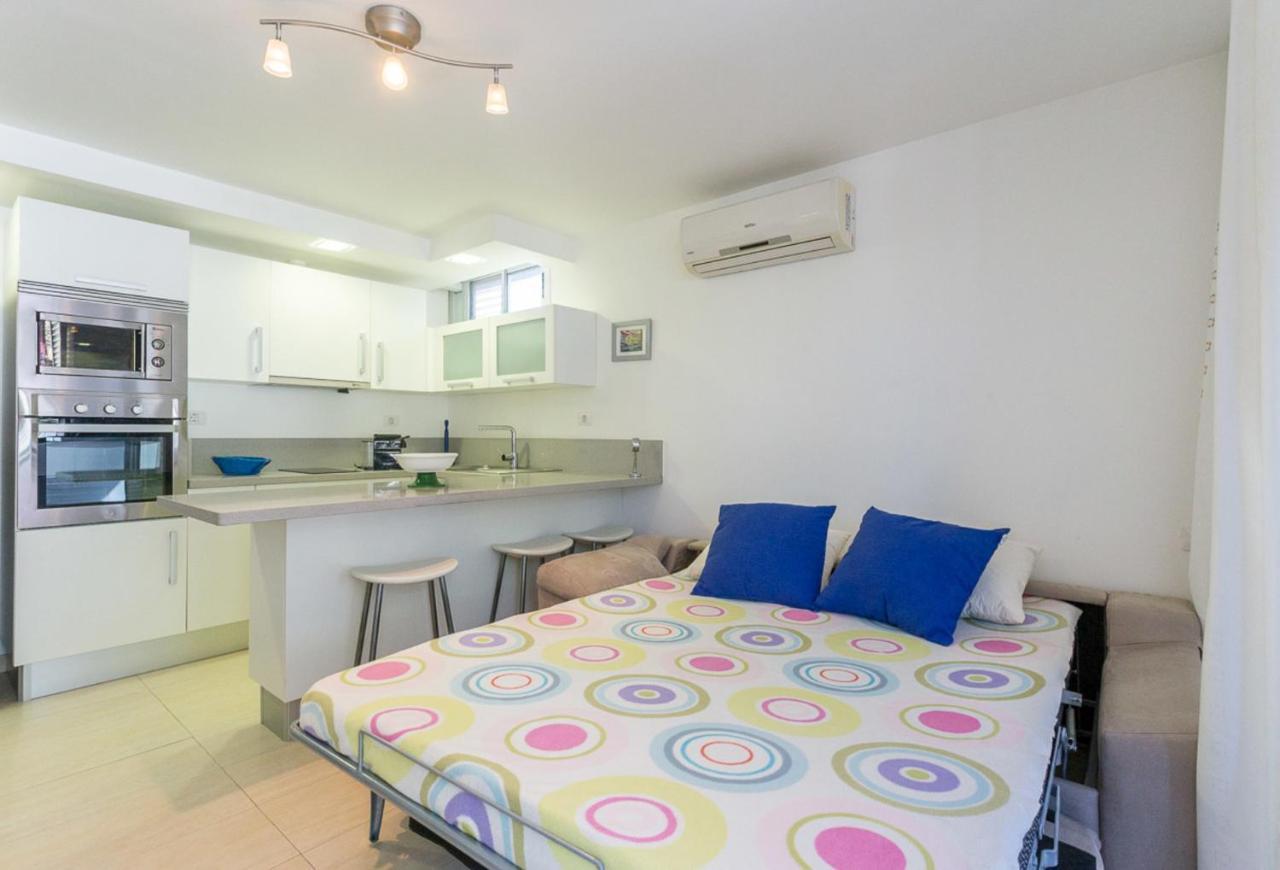 Flatguest - Adelfas 15