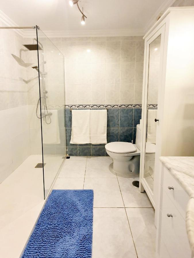 Azul Window Apartment