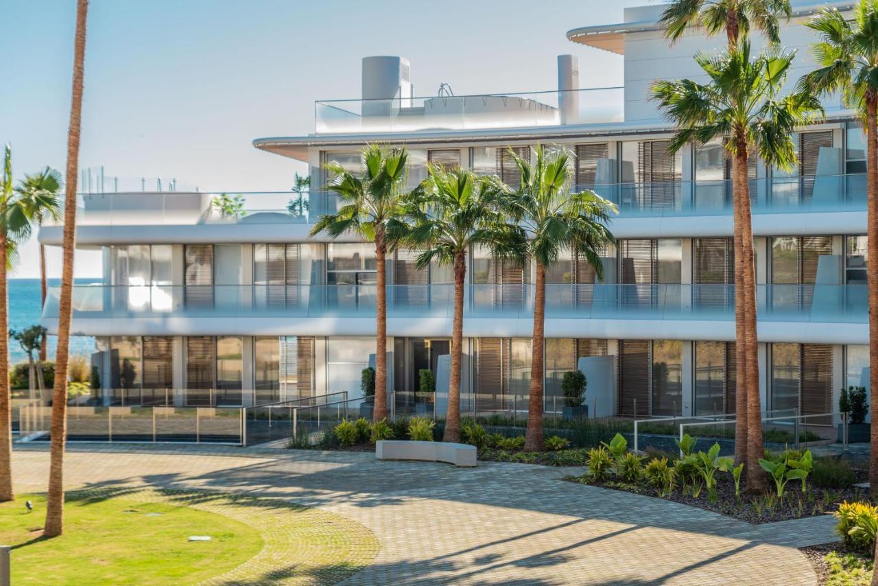 Vacation Marbella I Live On The Edge Of The Sea, New Beachfront Condo, Padel Courts, Gym, Sauna, Luxury And 24-7 Security Apartamento Estepona