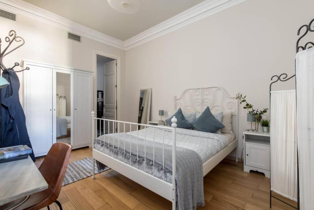 Beautiful & Central Flat Near Sagrada Familia Apartment