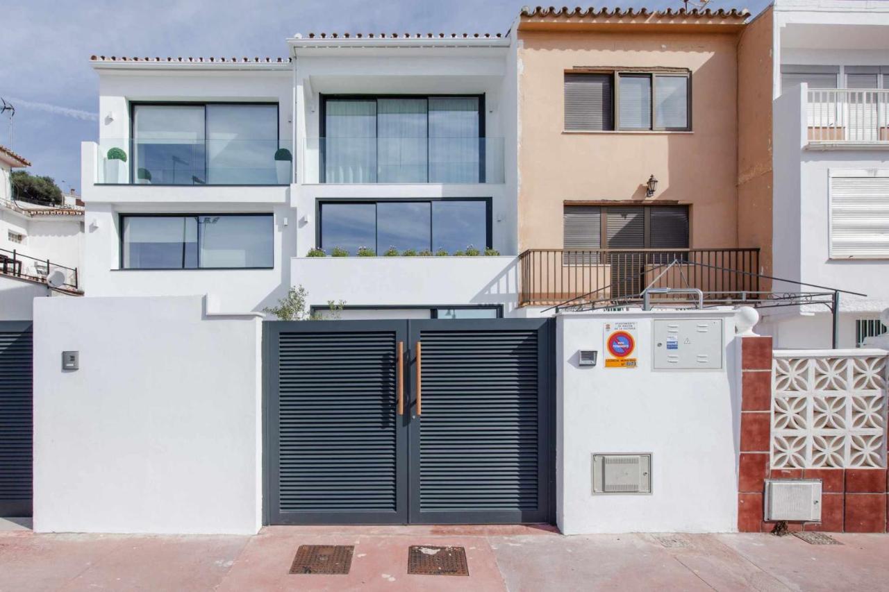 Rincon Del Mar Watch Waves Roll In From The Lavenderfringed Balcony Holiday home Rincon de la Victoria