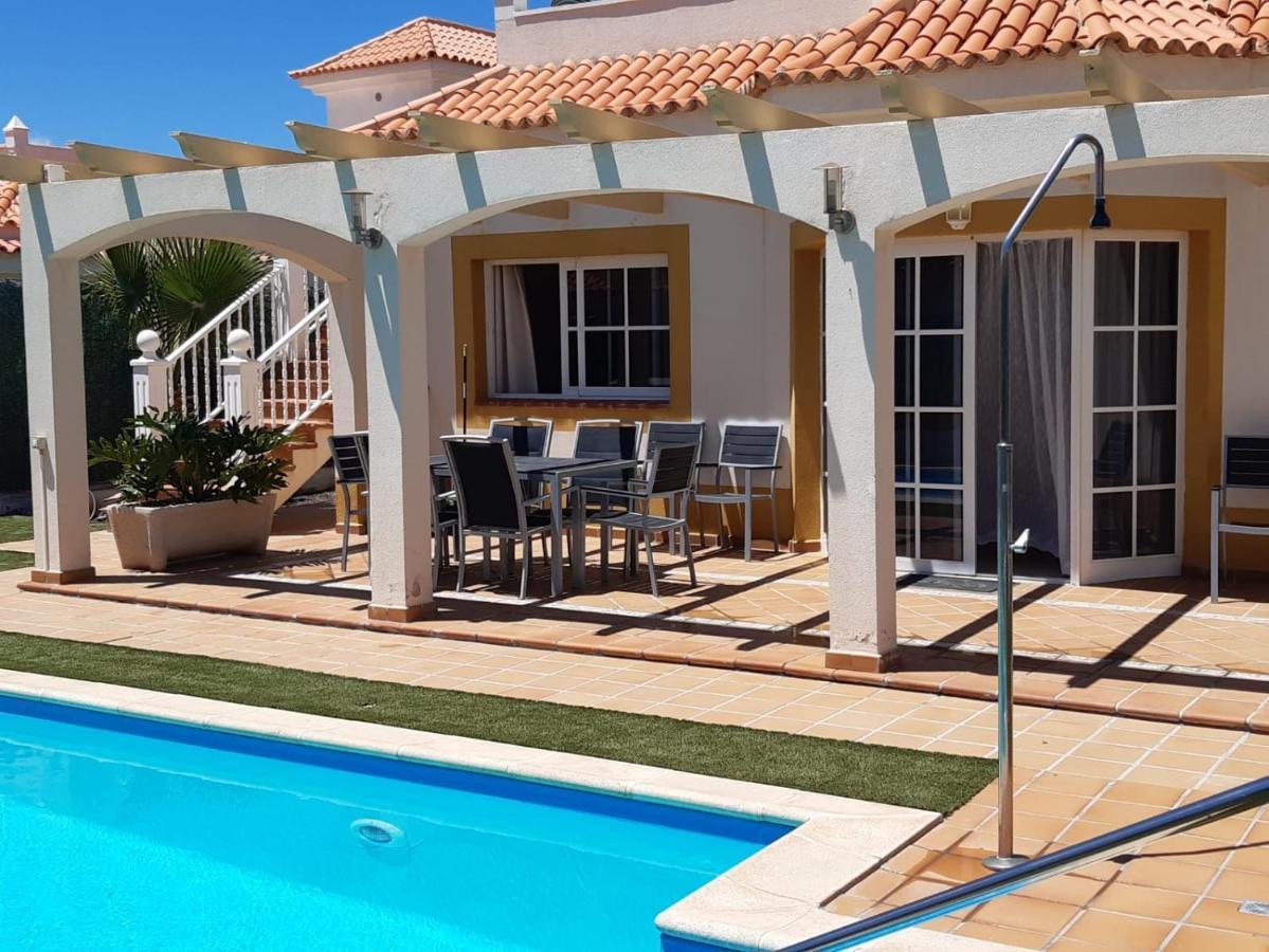 Villa Dwarika, Away From - Private Heated Pool Caleta de Fuste