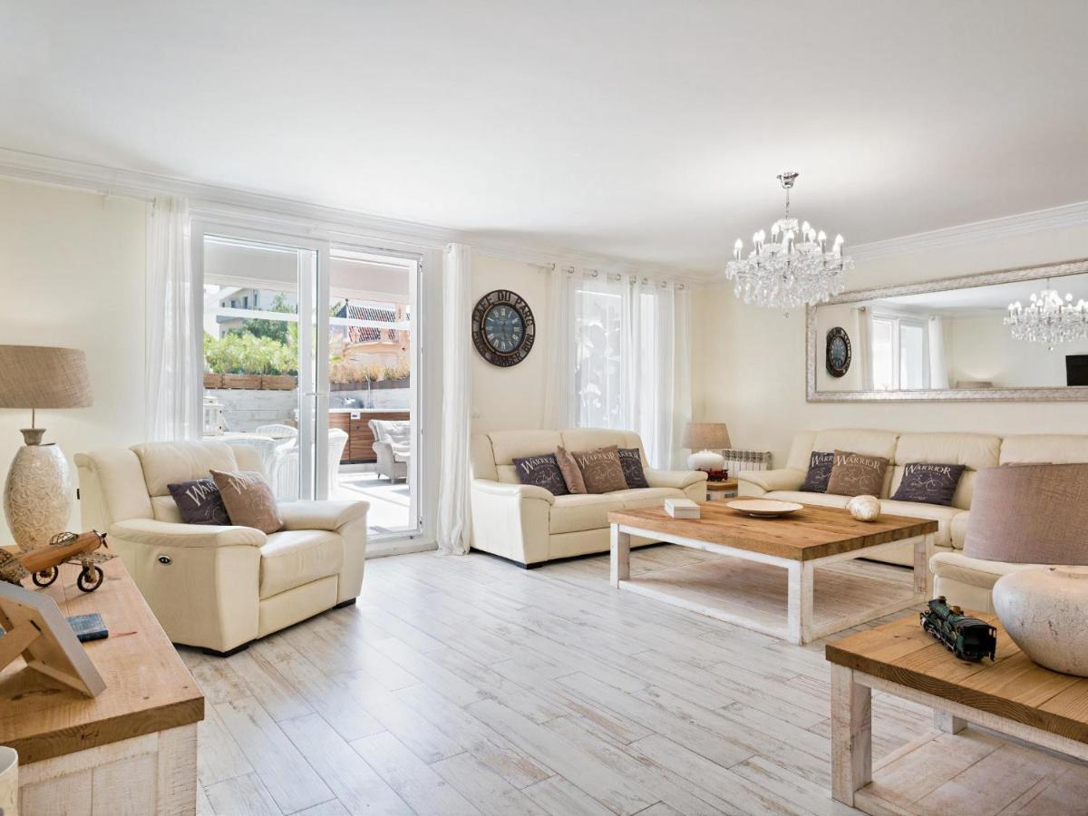 Spaces Mediterranean 5 Bedrooms, 4 Bathrooms, 75m2 Terrace, Centre Sitges- Sleeps 11 Apartamento Sitges