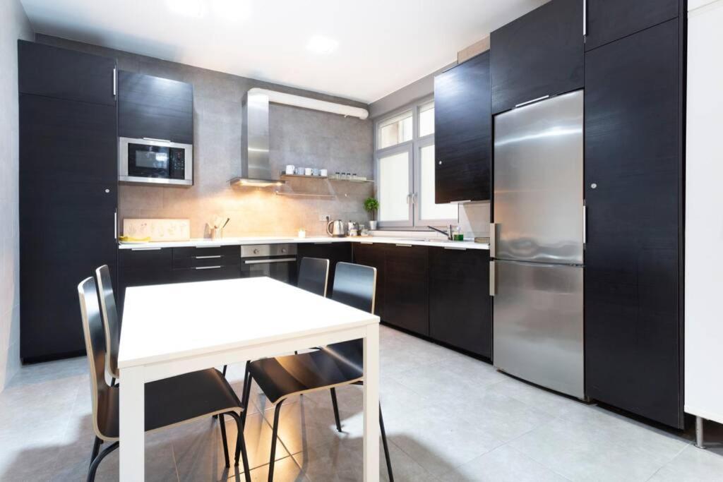 Apartment Isozaki. 5 Dormitorios Y Jardin Privado Al Lado Del Guggenheim Bilbao