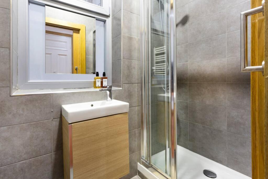 Apartment Isozaki. 5 Dormitorios Y Jardin Privado Al Lado Del Guggenheim Bilbao