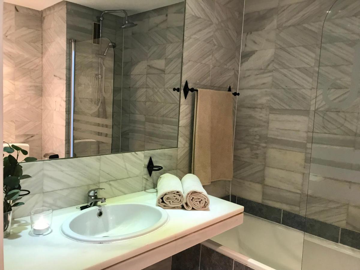 Large And Elegant In Puerto Banus With Pools And Paddle Apartamento