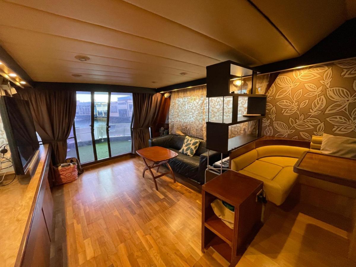 Wonderful Yatch To Rent At Tenerif South Hotel en barco